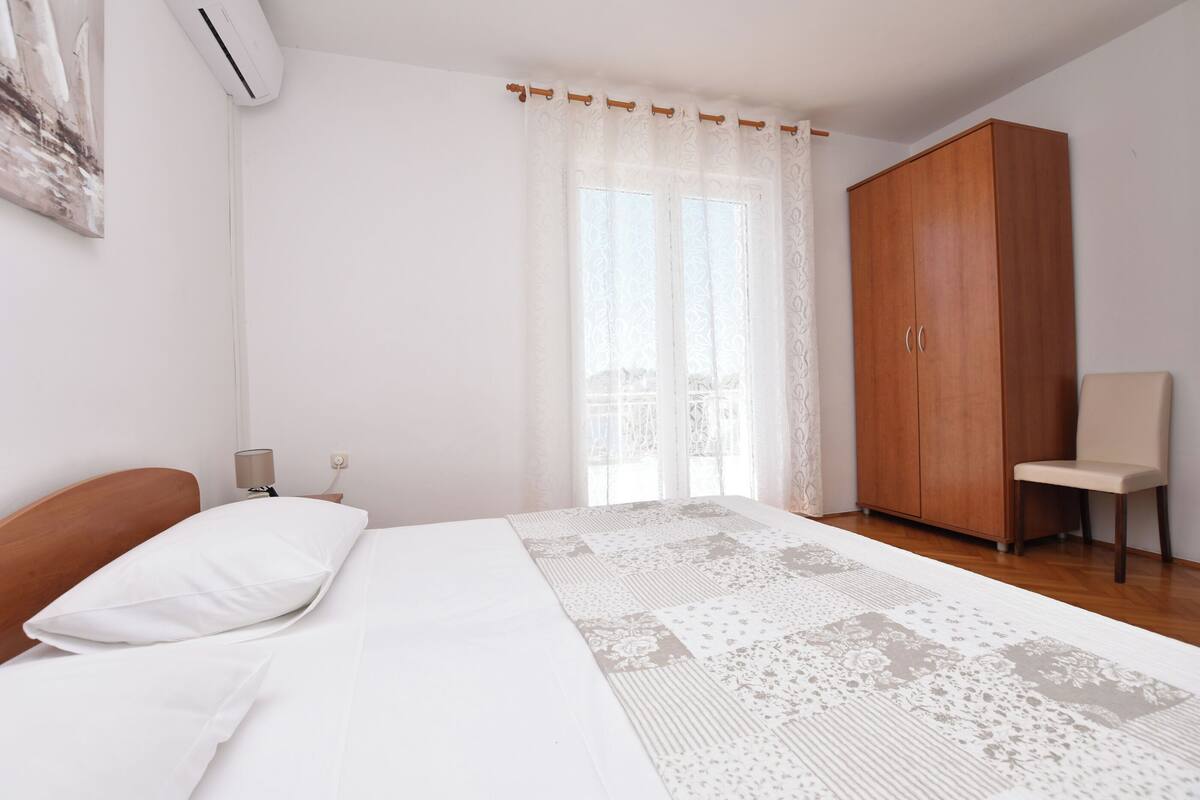 Room (S2)