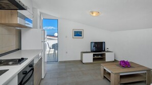 Une cuisine moderne équipée d’une cuisinière, d’un four et d’un coin repas avec une table et des chaises.