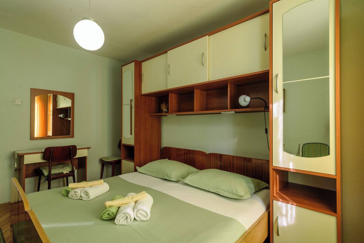 Room (S1) | Free WiFi