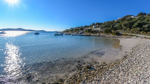 A clear beach with boats, pebbles, and houses on a hillside. - House Small Robinson (Marina)