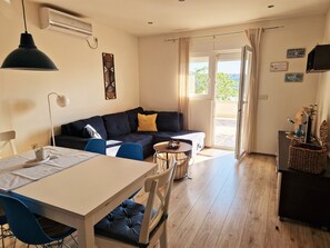 Apartment (A1) | Living room | DVD player - Apartment Petra (Rab)