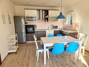 Apartment (A1) | Private kitchen | Fridge, microwave, oven, stovetop - Apartment Petra (Rab)