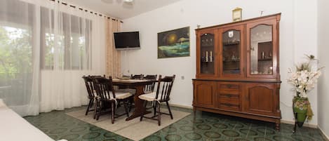 Apartment (A1) | Dining