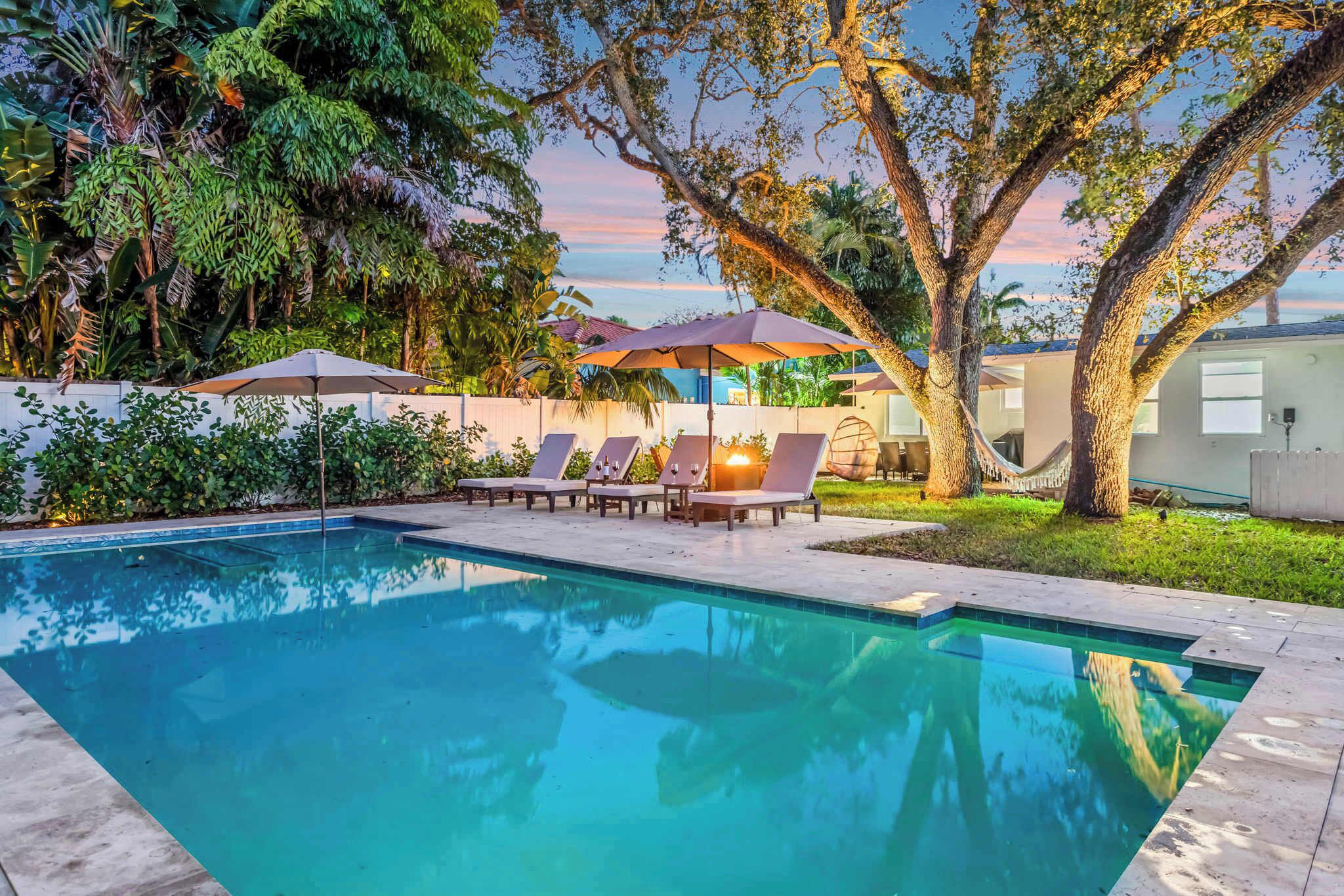 Una piscina al aire libre