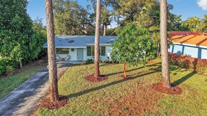 Exterior - Evergreen Retreat Home for 7 (Oakland Park)