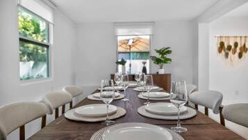 Ferienhaus, Mehrere Betten, Poolzugang, Gartenblick (Evergreen Retreat) | Speisen