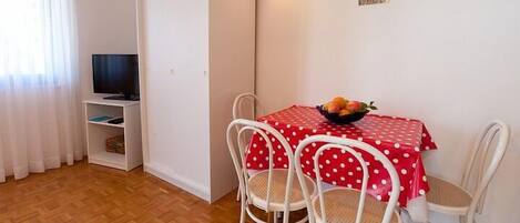 Apartment (A2) | Dining