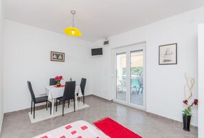 House - House Vatromir (Sucuraj)