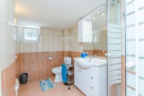 House | Bathroom - House Vatromir (Sucuraj)
