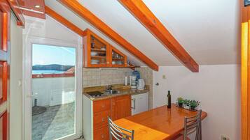 Studio (A3) | Eget kök | Kylskåp, spishäll, espressobryggare och vattenkokare