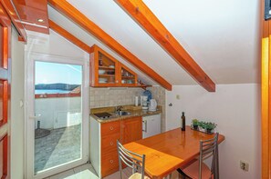 Studio (A3) | Eget kök | Kylskåp, spishäll, espressobryggare och vattenkokare