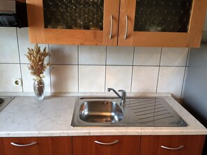 Apartamento (A2) | Cocina privada | Frigorífico, placa de cocina y máquina de café espresso