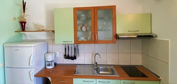 Apartamento (A4) | Cocina privada | Frigorífico, placa de cocina y máquina de café espresso