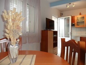 Apartment (A2) | Dining