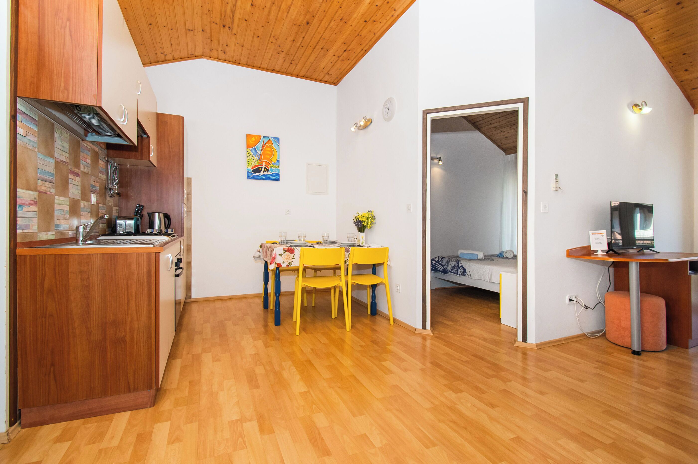 Apartamento (A1) | Cocina privada | Frigorífico, microondas, horno y placa de cocina