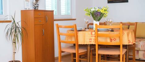 Lejlighed (A2) | Privat køkken | Køleskab, mikrobølgeovn, ovn, kogeplade