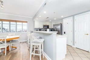 Fridge, microwave, oven, stovetop - The perfect beach getaway is waiting for you here at Casa Del Mare. (Ocean City)