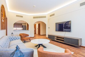 TV - Luxury 2 BDR in Palm Jumeirah (Dubai)