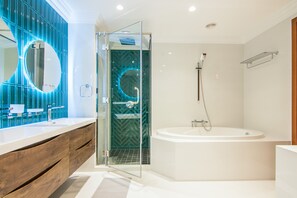 Shower, hair dryer, towels, soap - Luxury 2 BDR in Palm Jumeirah (Dubai)