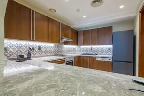 Fridge, microwave, oven, dishwasher - Luxury 2 BDR in Palm Jumeirah (Dubai)