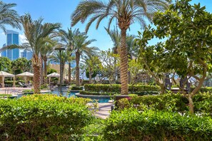 Pool - Luxury 2 BDR in Palm Jumeirah (Dubai)
