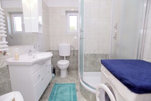 Ein Badezimmer mit Waschbecken, Toilette, Dusche und Badewanne.