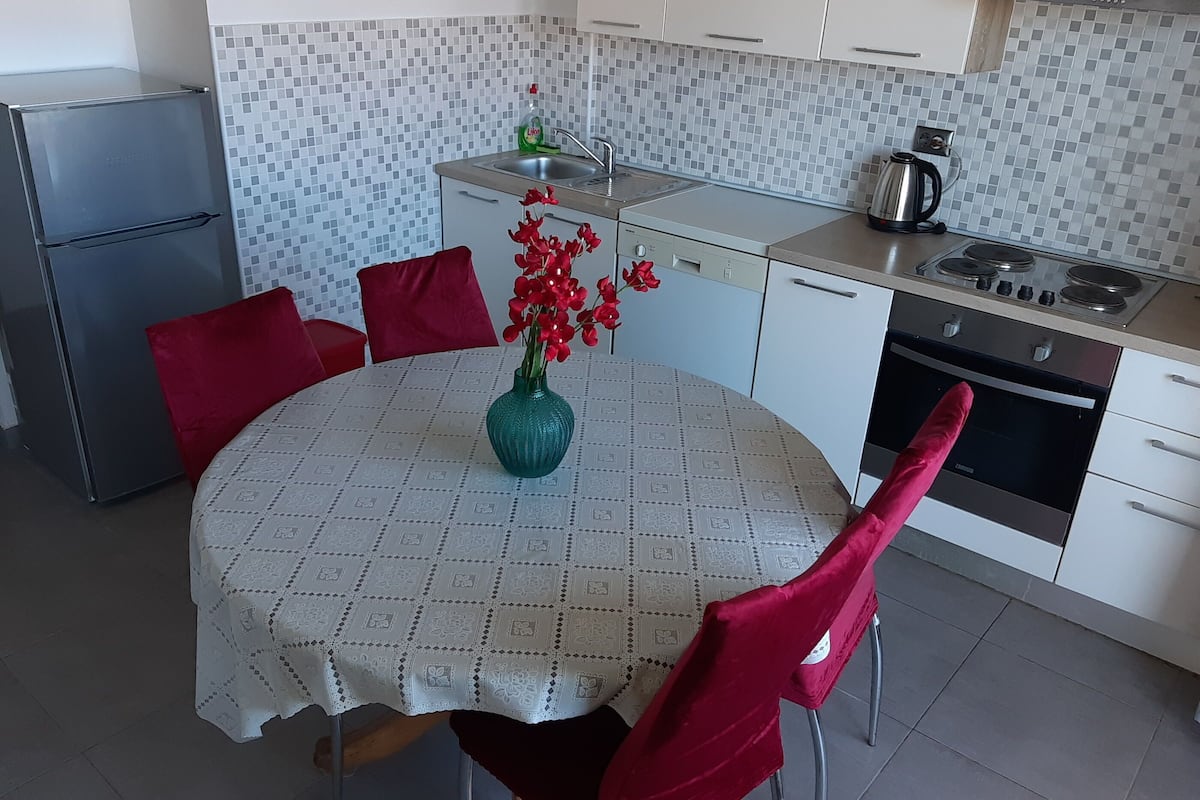 Appartement (A2) | Cuisine privée | Réfrigérateur, un four, surface de cuisson, lave-vaisselle