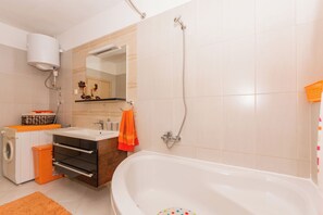 Apartment (A1) | Bathroom | Bathtub - Apartment MM (Okrug)