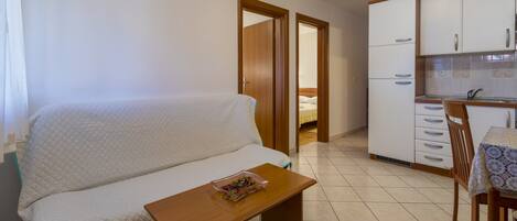Apartment (A1) | Private kitchen | Fridge, oven, stovetop, espresso maker