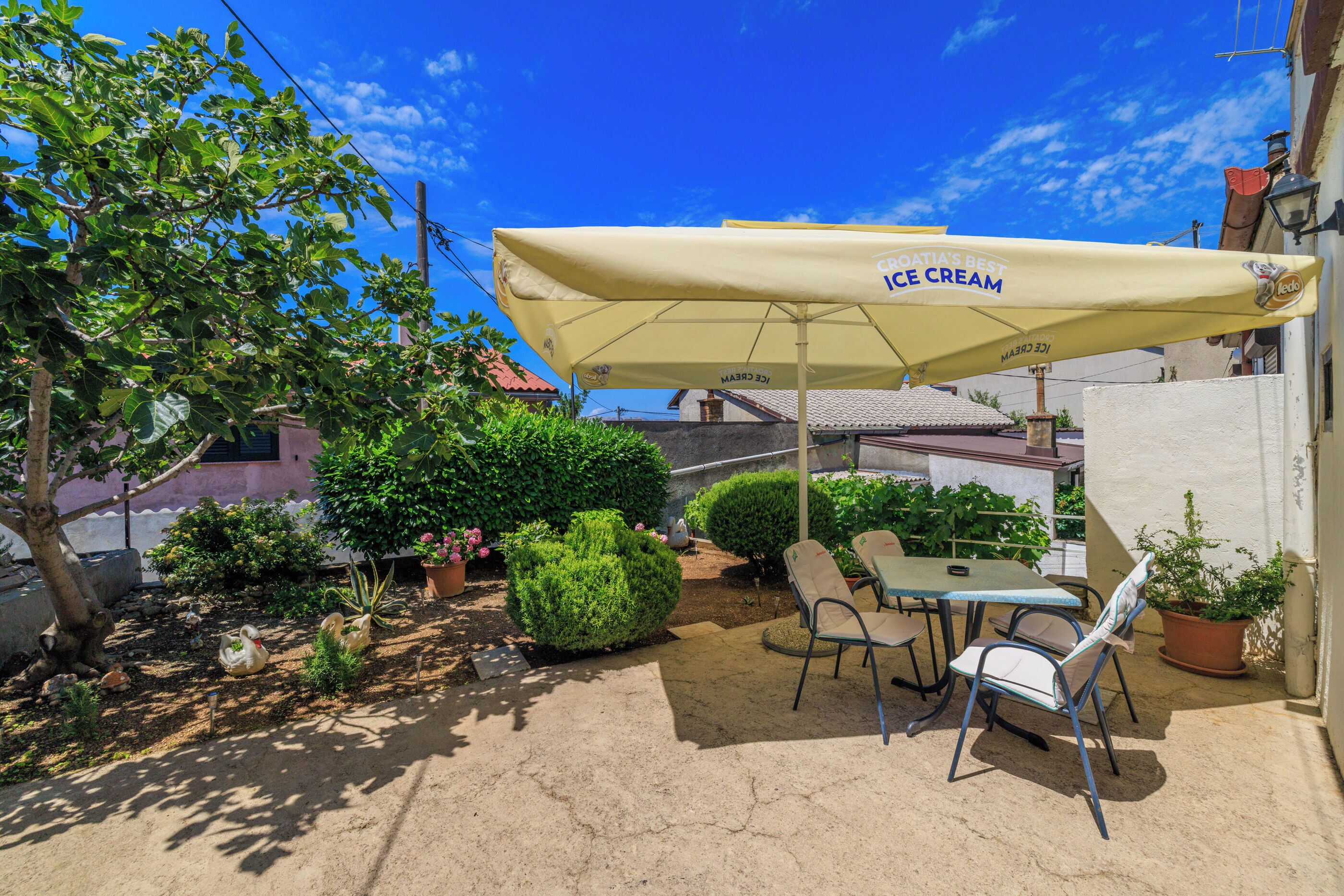 Căn hộ (A1) | Sân vườn