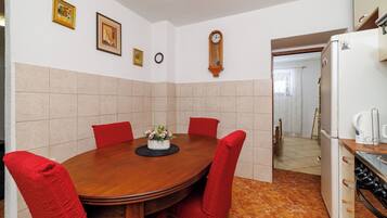 Căn hộ (A1) | Bếp riêng | Tủ lạnh, lò vi sóng, lò nướng, bếp nấu