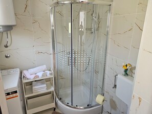 Apartment (A1) | Bathroom | Bathtub - Apartment Klara (Senj)