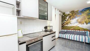 Refrigerador, horno, placa de cocina, cafetera expreso