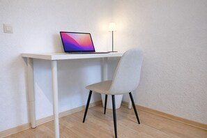 Interior - Cozy 2-room apartment with balcony, WiFi & Smart TV - fully equipped (Halle (Saale))