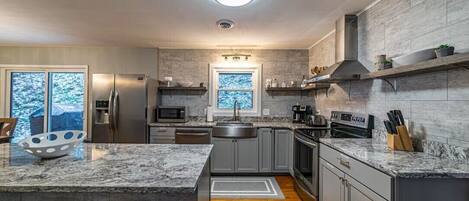 Frigorífico, microondas, horno y placa de cocina