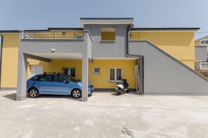 Free self-parking - Apartment Tarle (Vodice)