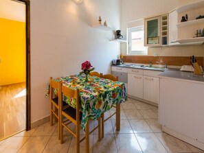 Appartement (A1) | Cuisine privée | Réfrigérateur, micro-ondes, plaque de cuisson, machine à expresso