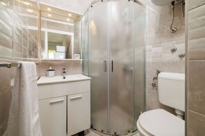Apartment (A1) | Bathroom | Shower - Apartments Grozdana (Crikvenica)