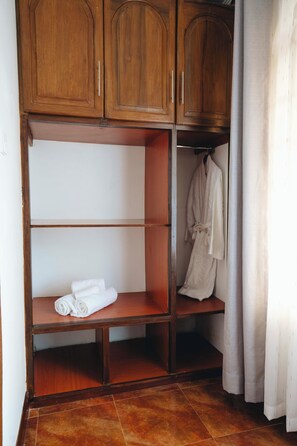 Bathrobes, slippers, towels, soap - NAIBOR VILLA (Arusha)