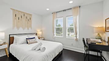 Escritorio, tabla de planchar con plancha, wifi gratis y ropa de cama