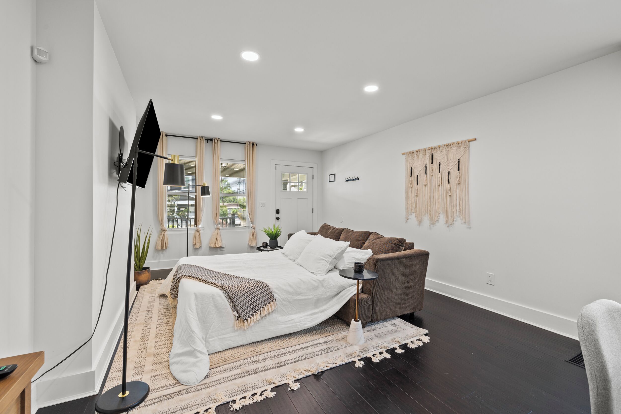 Escritorio, tabla de planchar con plancha, wifi gratis y ropa de cama 