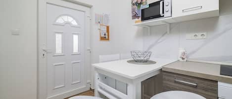 Appartamento (A3) | Cucina privata | Frigorifero, piano cottura, lavastoviglie, macchina per caffè espresso