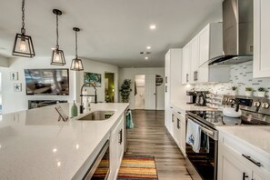 Frigorifero, microonde, forno, piano cottura