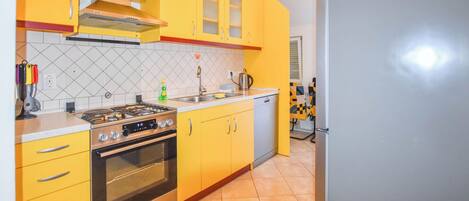 Huoneisto (A1) | Yksityinen keittiö | Jääkaappi, mikroaaltouuni, uuni, liesi