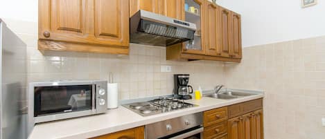 Casa | Cocina privada | Refrigerador, microondas, horno y parrilla de estufa