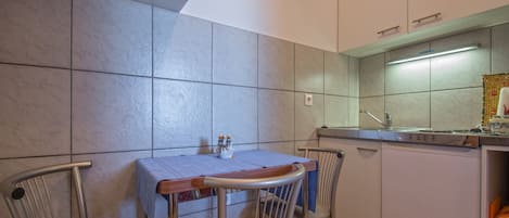 Appartement (A2) | Cuisine privée | Réfrigérateur, four à micro-ondes, surface de cuisson
