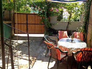 Courtyard - Apartment Milivoj (Primosten)