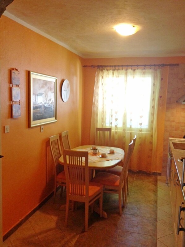 Apartment (A1) | Dining - Apartment Milivoj (Primosten)