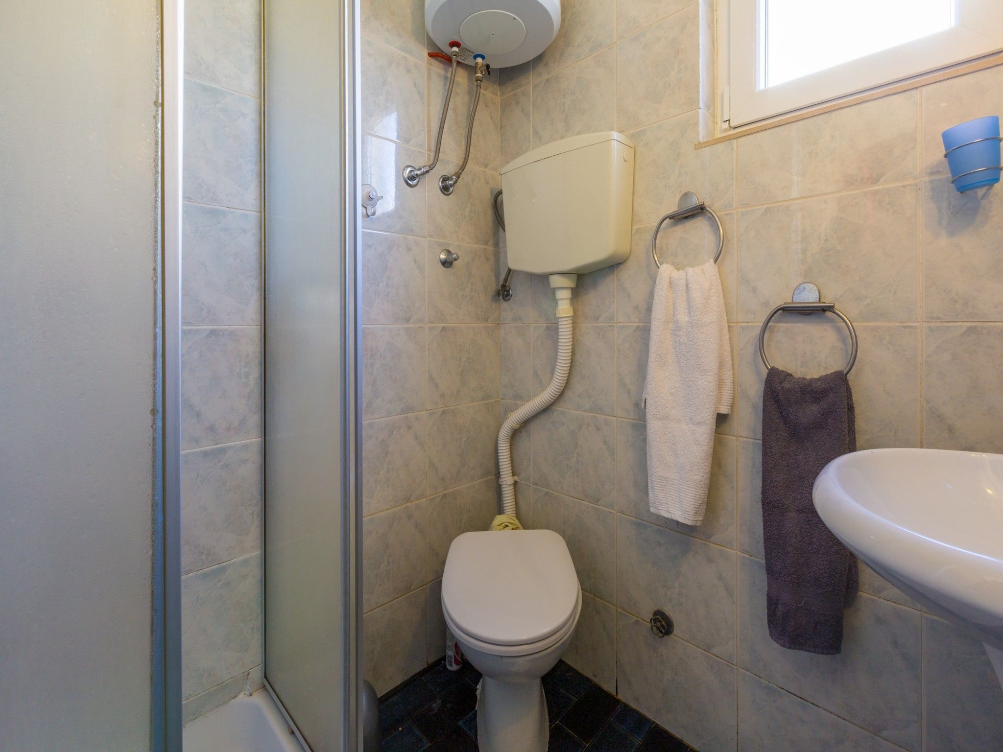 Un baño con ducha, inodoro y lavamanos.