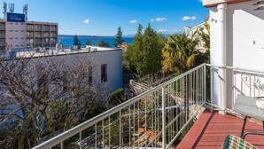 Un hôtel appelé Katarina, offrant une vue sur la mer et les montagnes en arrière-plan.